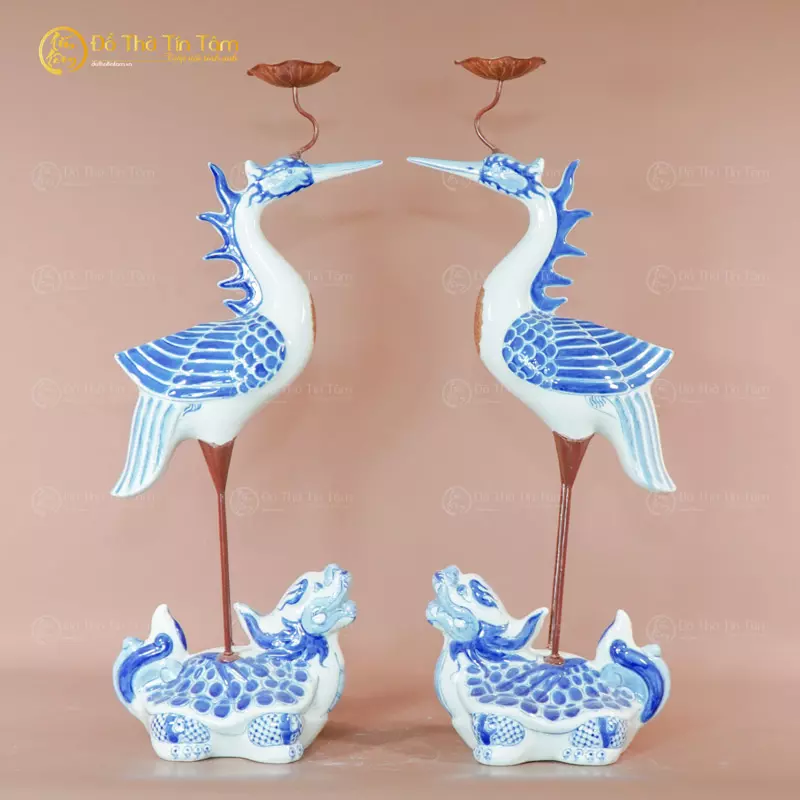 Đôi chân nến: Chân nến bên phải mang ý nghĩa biểu tượng của hành âm- mặt trăng. Chân nến bên trái chính là biểu tượng của sự hành dương - mặt trời. Khi kết hợp ý nghĩa của hai chân nến, có thể thấy được một ý nghĩa to lớn hơn. Đó là biểu hiện của sự cân bằng âm dương, có cả mặt trời mặt trăng. Ngoài ra, đôi chân nến thờ còn tượng trưng cho ánh sáng soi đường dẫn lối cho con cháu. 
