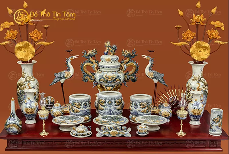 Đôi chân nến: Chân nến bên phải mang ý nghĩa biểu tượng của hành âm- mặt trăng. Chân nến bên trái chính là biểu tượng của sự hành dương - mặt trời. Khi kết hợp ý nghĩa của hai chân nến, có thể thấy được một ý nghĩa to lớn hơn. Đó là biểu hiện của sự cân bằng âm dương, có cả mặt trời mặt trăng. Ngoài ra, đôi chân nến thờ còn tượng trưng cho ánh sáng soi đường dẫn lối cho con cháu. 